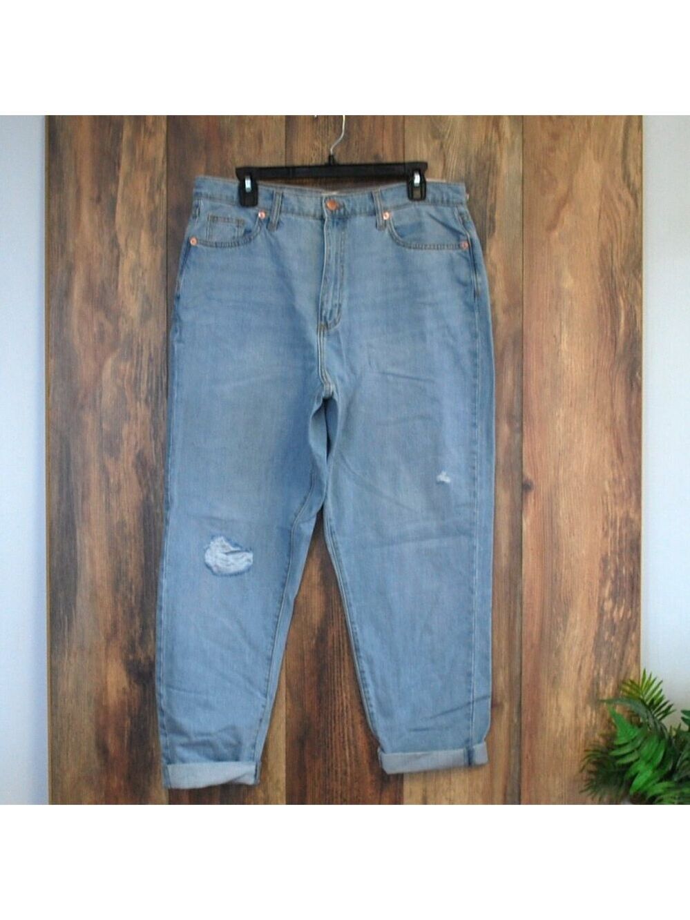 NWT Universal Thread Boyfriend Slim Hip/Thigh Tapered Leg Non Stretch